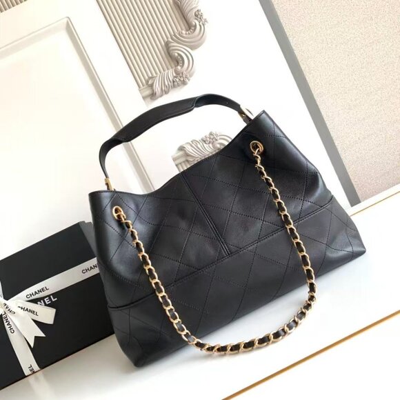 Classic CHANEL Bag: A Stylish and Versatile Choice for Elegance - Picture 3 of 7